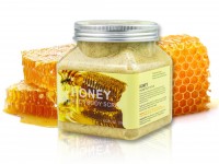 Скраб для тела Wokali Honey: Цвет: https://www.kosmetichca.ru/product/skrab-dlya-tela-wokali-honey/
Скраб для тела Wokali Honey Sherbet Body Scrub деликатно очищает поры от загрязнений, отшелушивает ороговевшие частицы и ухаживает за кожей. Средство выравнивает микрорельеф кожи, уменьшает покраснения и воспаления. Основные действующие компоненты: Экстракт меда смягчает, нормализует гидролипидный баланс. Витамины С и В6 повышают защитные свойства кожи, уменьшают выраженность возрастных проявлений. Способ применения: Нанесите небольшое количество скраба на влажную кожу и помассируйте в течение 2-3 минут. После этого смойте средство теплой водой. Меры предосторожности: Перед тем, как использовать средство, необходимо оценить совместимость вашей кожи с компонентами, которые есть в его составе. Если появились покраснения, шелушения или другая нежелательная реакция, следует отказаться от дальнейшего использования. Состав : sea salt, honey, walnut extract, vitamins (C, B6), cosmetic base.