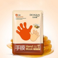 Увлажняющая маска-перчатки для рук с экстрактом мёда Bioaqua Hand Mask 35g: Цвет: https://www.kosmetichca.ru/product/uvlazhnyayushchaya-maska-perchatki-dlya-ruk-s-ekstraktom-myoda-bioaqua-hand-mask-35g/
Маска для рук с медом содержит различные натуральные растительные экстракты и мед, обладающие молекулярной биологической активностью. Они активно питают и увлажняют кожу рук. Маска мягко удаляет мертвые клетки, проникает глубоко в кожу и питает ее и ваши ногти. Благодаря натуральным витаминам, огрубевшая кожа станет нежной, гладкой, упругой и шелковистой. Способ применения: Вымыть руки. Вскрыть упаковку с маской, надеть маску-перчатки на руки. Слегка помассируйте, чтобы активный состав маски впитался в кожу рук. Сверху можно надеть тканевые перчатки, чтобы усилить эффект. Снять перчатки через 20-30 минут, удалить остатки маски, либо равномерно распределить ее по коже.