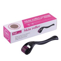 Мезороллер для лица Skin Roller System 540 игл (0.50мм): Цвет: https://www.kosmetichca.ru/product/mezoroller-dlya-litsa-skin-roller-system-540-igl-0-50mm/
Мезороллер 540 игл длиной 0.50 мм - ручной косметологический инструмент для глубокого ухода за кожей и коррекции проблемных мест. Преимущества мезороллера: Мезороллер DRS прост в применении (такая дорогостоящая процедура, как мезотерапия – теперь доступна каждому), достаточно всего лишь следовать Инструкции Мезороллер DRS безопасен, в отличие от абляционных процедур, он не снимает верхний слой кожи, а лишь повреждает его, что является защитой от проникновения инфекций, пыли и грязи извне Процесс регенерации (восстановления) кожи является полностью естественным и натуральным, не нарушающим целостность наружного слоя эпидермиса Короткий период реабилитации после процедуры. Можно продолжать вести привычный образ жизни. Сделав процедуру мезороллером вечером, на утро вы не увидите никаких следов, кроме улучшения состояния кожи Возможность выполнения курса процедур в период солнечной активности Противопоказания: Наличие различных грибковых инфекций Экзема Псориаз Увеличенные родинки Бородавки Раздражённая кожа открытые раны и ожоги Склонность к возникновению келоидных рубцов Характеристики модели: Количество игл на барабане – 540 игл Материал игл – медицинская сталь Заточка игл - лазерная Толщина игл - 0.25 мм Длина игл - 0.50 мм Ударопрочная пластиковая ручка мезороллера Барабан - несъемный Тип мезороллера – дисковый Стерильный