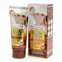 Солнцезащитный крем Fruit of the Wokali spf 70+: Цвет: https://www.kosmetichca.ru/product/solntsezashchitnyy-krem-fruit-of-the-wokali-spf-70/
Чтобы сохранить золотистый оттенок кожи и беречь ее молодость, здоровье, нужно прибегать к помощи солнцезащитных средств. Wokali разработал целую серию особенных кремов, волшебным образом действующих на клетки кожи. Владельцы крема Fruit of the Wokali SPF 50 могут пребывать на солнце длительное время, не переживая за увлажненность или преждевременное старение кожи. Косметическое средство имеет в своем составе специальные фильтры, которые отражают или поглощают пагубные лучи, не давая им проникнуть в верхний слой эпидермиса. Уникальная текстура Fruit of the Wokali SPF 50 наносится легко и насыщает натуральными компонентами. Растительные ингредиенты увлажняют и питают клетки, предотвращая появление ожогов или пигментных пятен.