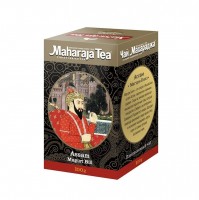 ASSAM MAGURI BILL, Maharaja Tea (АССАМ МАГУРИ БИЛЛ, Махараджа чай), 100 г.: У нас Вы можете купить ASSAM MAGURI BILL, Maharaja Tea (АССАМ МАГУРИ БИЛЛ, Махараджа чай), 100 г. по низкой цене, с доставкой по всей России. Артикул: 8901016201837 Наличие: Есть в наличии Производитель: Maharaja Tea

ОПИСАНИЕ ТОВАРА Черный байховый крупнолистовой чай. Он выращивается в долине Ассама, которая считается одним из лучших мест для выращивания качественного чая. Климат этой долины оказывает благотворный эффект на качество чайного листа. Чай Магури Билл очень ароматный с насыщенным терпким вкусом. Магури Билл подойдет истинным ценителям вкуса классического чая! ОБЗОР Долина Ассам известна своим производством чая. Там выращивают и производят больше половины индийского чая, который считается одним из самых качественных и вкусных. Этот чай называют элитным, так как в Северном Ассаме, где он произведен, производят самый лучший, чистый чай. Чай Магури Билл назван в честь озера, которое находится в долине Ассам и окружено чайными плантациями. Климат, царящий в этой долине и ее осадки оказывают парниковый эффект, который оказывает положительный эффект на чайный лист, повышая его качество. Чай Магури Билл имеет четкий аромат черного чая, без добавок и излишеств. Его вкус немного терпкий и насыщенный. Он великолепно сочетается с лимоном, сахаром и молоком. Чай имеет приятный янтарно-красный оттенок классического чая. СПОСОБ ПРИГОТОВЛЕНИЯ Насыпьте немного заварки в чашку или заварник. Исходить стоит из расчета 1 ложка на 200 мл воды. Подождите несколько минут, пока он настоится. СОСТАВ Черный чай 100% * мы стараемся предоставлять только актуальную информацию о продукции. Но иногда обновления могут появляться с задержкой. Дизайн упаковки может отличаться от представленного на сайте. ** не является лекарственным средством