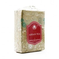 ASSAM Black tea Bharat Bazaar (Ассам чай черный, в шелковом мешочке, Бхарат Базар), 100 г.: У нас Вы можете купить ASSAM Black tea Bharat Bazaar (Ассам чай черный, в шелковом мешочке, Бхарат Базар), 100 г. по низкой цене, с доставкой по всей России. Артикул: 8901052071029 Наличие: Есть в наличии Производитель: Bharat Bazaar

ОПИСАНИЕ ТОВАРА Ассам относится к одному из сортов черного чая. Это индийский чай, выращиваемый в северо-восточной части страны на плодородных землях близ реки Брахмапутра. В естественных природных условиях растение способно вырастать на 20 м в высоту, однако при культивировании дерево обрезают, чтобы было удобнее собирать лист. Чай черный Ассам характеризуется необычным сплетением тонких ароматов цветов и меда. После заваривания напиток приобретает янтарно-красный цвет, настой получается довольно крепким. Его часто употребляют с добавлением молока, сахара, лимона и мяты. Однако истинные ценители Ассама предпочитают пить его в натуральном виде без добавок. Чай с классическим ароматом и вкусом, достаточно крепкий и терпкий. Имеет насыщенный оранжевый или красноватый настой с характерным несильным солодовым ароматом. Не теряет своих качеств при добавлении сахара и/или лимона. ПОЛЕЗНЫЕ СВОЙСТВА Ассамскому чаю присущи следующие основные полезные свойства: За счет большого содержания кофеина он бодрит, активизирует деятельность мозга, обеспечивает прилив силы. Антиоксиданты Ассама препятствуют функционированию в организме свободных радикалов: они тормозят старение, обеспечивают профилактику раковых заболеваний. Напиток снижает вероятность образования отложений холестерина в сосудах, предупреждая тем самым сердечно-сосудистые заболевания. Считается, что регулярный прием чая может предохранять людей (особенно в пожилом возрасте) от паркинсонизма. Обратите внимание! Мужчины могут употреблять чай Ассам по чашке до 4 раз в день, а женщины – до 2 раз (рекомендация). ОСНОВНЫЕ ПРОТИВОПОКАЗАНИЯ Ассам – чай, богатый кофеином, поэтому этот напиток может быть противопоказан людям, страдающим гипертонией. Беременные и кормящие грудью женщины также должны употреблять Ассам с осторожностью: чай следует заваривать некрепким и принимать его нужно в ограниченном количестве. Не рекомендуется пить чай перед сном, т.к. это может привести к его нарушению. КАК ЗАВАРИВАТЬ 4-5 ч. л. чая на чайник (1л) залить кипятком 90 С° и настоять 3-5 минут. Цвет упаковки и наклейки может отличаться в зависимости от партии. * мы стараемся предоставлять только актуальную информацию о продукции. Но иногда обновления могут появляться с задержкой. Дизайн упаковки может отличаться от представленного на сайте. ** не является лекарственным средством