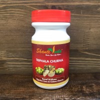 TRIPHALA CHURNA, Shanti Veda (ТРИФАЛА ЧУРНА, Для очищения, омоложения и восстановления организма, Шанти Веда), 100 г.: У нас Вы можете купить TRIPHALA CHURNA, Shanti Veda (ТРИФАЛА ЧУРНА, Для очищения, омоложения и восстановления организма, Шанти Веда), 100 г. по низкой цене, с доставкой по всей России. Артикул: id715 Наличие: Есть в наличии Производитель: Shanti Veda

ОПИСАНИЕ ТОВАРА Трифала  - это древняя формула по оздоровлению организма, его очищения от шлаков и токсинов, а также повышения защитной функции иммунитета. Трифала широко применяется в практике Аюрведы для лечения и профилактики множества заболеваний различных возрастных категорий. Название продукта «Трифала» переводится как «три фрукта». Это объясняется тем, что препарат содержит в своем составе три плода: амлу, харитаки и бибхитаки. Препарат воздействует на все типы тканей человека и балансирует все три доши - Вата, Питту и Капху, приводя в состояние оптимального функционирования все системы жизнедеятельности организма. Благодаря такому эффекту самочувствие человека значительно улучшается. В каком бы возрасте он ни был, он начинает меньше болеть и страдать желудочно-кишечными расстройствами, улучшается состояние кожи, уходят боли в суставах, быстрее заживают различные повреждения на теле - раны и ссадины, увеличивается активность и повышается работоспособность. В результате мягкого и постепенного освобождения тела от амы (токсинов и шлаков), трифалы тонизирует и омолаживает ткани организма, повышает эффективность обменных процессов. После очищения толстого и тонкого кишечника, а также печени и желчного пузыря, селезенки и поджелудочной железы, нормализуются все функции ЖКТ. Повышается выработка энзимов, которые разрушают сложные продукты до более простых, что способствует улучшению всасываемости полезных веществ с пищей, в результате чего организм начинает получать больше питательных веществ и витаминов для своей полноценной работы. При употреблении этой чурны организм перестаёт страдать от хронических запоров, так как под её действием смягчаются каловые массы, что облегчает процесс очищения кишечника. Вместе с этим она убивает многие желудочно-кишечные патогены. Кроме того, действуя как энтеросорбент, препарат нормализует липидный обмен и позволяет контролировать аппетит за счет лучшего усвоения пищи, что делает ее незаменимой в борьбе с избыточным весом. Кроме всего перечисленного, препарат является источником витаминов, особенно витамина С и используется в качестве пищевой добавки. Трифала питает ум и тело, а на более глубоком уровне помогает очистить ауру, развить умственные способности и наладить работу чакр. Древнеиндийский священный текст Чарака-самхита говорит о Трифале так: «Тот, кто принимает трифалу в течение года, избавится от всех болезней и доживет до ста лет!» НАЗНАЧЕНИЕ Диспепсия (нарушение всасываемости питательных веществ из пищи), запор различного происхождения, гастропарез, кардиологические проблемы, ослабленное состояние после операции, нарушения пищеварения, повышенное давление, проблемы со зрением, раннее поседение и выпадение волос, большое количество шлаков и токсинов в крови, язва желудка, избыточный вес, уравновешивание дош, диабет, нормализация обмена веществ. АКТИВНЫЕ ИНГРЕДИЕНТЫ Амла  (Emblica officinalis). Помогает нормализовать уровень глюкозы в крови, поддерживает здоровье сердца. В 100г мякоти плодов этого растения содержится в 30 раз больше витамина С, чем в апельсине. Она укрепляет зубы и кости, способствует росту волос, улучшает пищеварение, обмен веществ, повышает иммунитет. Помогает синтезировать гемоглобин, очищает от токсинов печень и другие внутренние органы. Плод оказывает омолаживающее воздействие, нейтрализует и выводит тяжелые металлы и свободные радикалы. Харитаки  (Terminalia chebula). Известное омолаживающее растение. Замедляет поседение волос и ускоряет их рост, позитивно влияет на память и зрение, лечит болезни легких и пищеварительной системы, действует как мягкое слабительное средство, улучшает иммунитет и нормализует пищеварение. Помогает избавиться от паразитов, помогает восстановить нормальную микрофлору кишечника. Бибхитаки  (Terminalia belerica). Омолаживающее растение с тонизирующим, противоглистным, послабляющим действием. Помогает при целом ряде болезней, а также приводит в порядок высокую вата-дошу. Выводит камни из пищеварительного тракта и положительно влияние на все функции организма. ИНСТРУКЦИЯ ПО ПРИМЕНЕНИЮ Курс приёма препарата составляет 3-4 месяца. Взрослым - по 1/2 ч.л. порошка два раза в день до еды. Детям от 6 до 14 лет - 1/5 ч.л. порошка перед сном. Принимать с теплой водой или молоком, можно с мёдом. ПРОТИВОПОКАЗАНИЯ Не принимать препарат при диарее и дизентерии. Не рекомендуется детям до 3 лет и людям старше 70 лет. СОСТАВ Амла (Emblica officinalis), Харитаки (Terminalia chebula), Бибхитаки (Terminalia belerica). * мы стараемся предоставлять только актуальную информацию о продукции. Но иногда обновления могут появляться с задержкой. Дизайн упаковки может отличаться от представленного на сайте. ** не является лекарственным средством