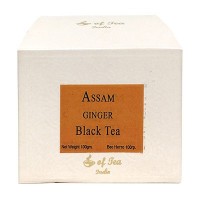 ASSAM GINGER Black tea Bharat Bazaar (Ассам крупнолистовой черный чай с имбирем, Бхарат Базар), 100 г.: У нас Вы можете купить ASSAM GINGER Black tea Bharat Bazaar (Ассам крупнолистовой черный чай с имбирем, Бхарат Базар), 100 г. по низкой цене, с доставкой по всей России. Артикул: 8901052087181 / 8901052081110 Наличие: Есть в наличии Производитель: Bharat Bazaar

ОПИСАНИЕ ТОВАРА Золотистый цвет, медовый аромат и цветочные оттенки вкуса этого удивительного чая с добавлением имбиря никого не оставят равнодушным. Черный чай бодрит и проясняет ум, отлично согревает. Чай Ассам (Assam Tea) - высококачественный, составляющий до половины общего производства чая в Индии и получивший свое название от севера индийского штата Ассам, расположенного в предгорьях Восточных Гималаев - родины многолетнего вечнозеленого тропического растения вида "чай ассамский" (Camellia sinensis var. assamica) из рода Camellia sinensis семейства чайных, в естественных условиях представляющего собой дерево высотой до 15 метров. Сегодня ассам справедливо считается одним из самых знаменитых индийских чаев. Чай Ассам обычно имеет яркий и насыщенный оранжевый или красноватый настой с характерным несильным «солодовым» ароматом. Ассамы обычно более терпкие и крепкие, чем дарджилинги, но менее ароматные, поэтому хорошо подходят для купажирования с другими сортами или с добавками цветов, специй, цитрусовых. В аромате ассама часто присутствуют легкие медовые нотки, не характерные для чаев других сортов. В этом сорте чая вкус черного чая прекрасно дополнен пряным вкусом и ароматом имбиря. Горячий напиток убережет от простуды, а охлажденный взбодрит и освежит. Имбирь - одна из самых полезных и целительных специй в мире: укрепляет иммунитет, улучшает работу мозга, нормализует пищеварение. В сочетании с черным чаем, напиток способствует выведению токсинов и снижению избыточного веса, мягко тонизирует и дарит хорошее настроение. Черный чай содержит большое количество витаминов и микроэлементов, помогает при физическом и умственном переутомлении, положительно влияет на обмен веществ, сердечно-сосудистую и пищеварительную систему. * мы стараемся предоставлять только актуальную информацию о продукции. Но иногда обновления могут появляться с задержкой. Дизайн упаковки может отличаться от представленного на сайте. ** не является лекарственным средством