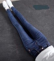 Узкие джинсы для девочки: Джинсы стрейч, есть рензинка утягивающая
Размер 122, 128, 134 , 140, 146