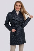 Пальто укороченное: Цвет: черно-синий
Описание: Эффектное и модное  пальто в стеганом варианте, который создает «узор» в виде ромбиков, выглядит очень уютно и стильно. С таким пальто Вы сможете исполнить практичные и комфортные луки в стиле спорт-шик и стрит-стайл, особенно актуальные для повседневных выходов.  Стеганые пальто можно с легкостью совместить, как с грубыми ботинками на плоском ходу, так и с сапогами на каблуке. Важно помнить, что с таким пальто Вам не страшны холод и непогода. Изделие прямого силуэта, с поясом, покрой рукава – втачной. Воротник «Апаш», сильно распахнутый и прямоугольный, с широкими открытыми лацканами. Эффектные отложные воротники вошли в списки модных акцентов еще в прошлом году, а в сезоне 2022 этот тренд приобретает новый размах! Застежка – потайные кнопки. Утеплитель термофин, плотность 100.
Артикул: 118
https://ru.gipnozstyle.ru/?act=viewbig&razdel=19&oid=5865&foto=73599_sm.jpg&aname=a5865&page=1&url=%2F%3Fact%3Dviewrazdel%26razdel%3D19%26page%3D1