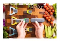 : Цвет: https://vk.com/photo-163984774_457271397
Набор многофункциональных овощечисток 6 в 1 
 Цена 
 Набор многофункциональных овощечисток 6 в 1, включающий нож для нарезки соломкой моркови, зазубренную овощечистку для помидоров, прямую овощечистку для картофеля, средство для удаления чешуи с рыбы, инструмент для разделки креветок, нож для нарезки зеленого лука, набор овощечисток Zuutii для всего, что вы готовите. Изготовлен из полипропилена (PP), ABS и нержавеющей стали, прочное лезвие из нержавеющей стали с защитным чехлом, увеличенный срок службы овощечисток. Выдолбленная подставка, предназначенная для очистки овощечистки после размещения, позволяет стекать, уменьшая размножение бактерий, при этом удобно хранить, экономить место, делая кухню чистой и опрятной