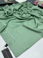 : Цвет: https://vk.com/photo-169968679_457333608
платки новый - теплые - натуральный 
  100% шелк
 набор (коробка и пакет + платки) : 300р