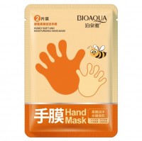 Маска-перчатки для рук медовая: Маска-перчатки для рук с медом китайского бренда BioAqua поможет быстро «реанимировать» сухую, огрубевшую кожу рук, подарить ей мягкость, нежность и сияющий вид. Руки часто выдают возраст женщины, поскольку кожа на кистях почти лишена подкожного жира, а потому первые признаки старения появляются на них быстрее, чем на лице или на шее. Маска с медом, сделанная специально для увлажнения и питания кожи, вернет рукам красоту, запустит процессы омоложения.