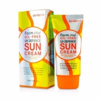 Крем солнцезащитный без жира - Oil free UV defence sun cream SPF50+/PA+++: FarmStay Oil-Free UV Defence Sun Cream - Солнцезащитный крем  без масел.
Крем солнцезащитный для лица с целебными ингредиентами интенсивно увлажняет кожу, насыщает её витаминами и оберегает от неблагоприятного воздействия ультрафиолетовых лучей.
Насыщает клетки влагой и витаминами, устраняет избыточную жирность, оптимизирует микрофлору, успокаивает раздражения, выравнивает тон лица, делает его цвет более ярким и насыщенным.

Крем имеет мощный солнцезащитный фактор SPF50+ PA+++, который надёжно оберегает кожу от неблагоприятного влияния ультрафиолетовых лучей и других агрессивных внешних воздействий окружающей среды.

Крем имеет нежную приятную консистенцию, поэтому он легко наносится, хорошо распределяется и быстро впитывается. Он не создаёт эффекта маски, не образует липкой плёнки и не причиняет дискомфорта.