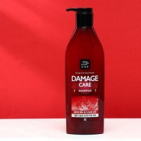 Шампунь для повреждённых волос Damage Care Shampoo, 680 мл: Восстанавливающий шампунь для повреждённых волос интенсивно очищает пряди, выводит все загрязнения, нейтрализует излишнюю жирность, удаляет неприятный запах и придаёт волосам тонкий нежный аромат.

Активные ингредиенты:

Маточное молочко стимулирует волосяные фолликулы, что позволяет ускорить рост волос, предотвратить их ломкость и выпадение. Молочко также нейтрализует патогенные бактерии, снимает зуд и улучшает работу иммунитета.
Масло аргании укрепляет и восстанавливает липидный барьер волос, предотвращает испарение влаги, смягчает и питает пряди, облегчает их укладку и расчёсывание.
Лимонная кислота эффективно очищает локоны, избавляет их от избыточной жирности, нормализует работу сальных желёз.
Экстракт розы интенсивно увлажняет локоны, активизирует кровообращение, стимулирует обмен веществ и нейтрализует негативное воздействие свободных радикалов кислорода.
Масло семян подсолнечника обволакивает локоны по всей длине, улучшая их общее состояние и создавая надёжную защиту от неблагоприятных внешних факторов.