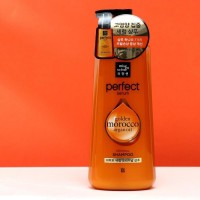 Шампунь для повреждённых волос Perfect Serum Shampoo Golden Morocco Argan Oil, 680 мл: Питательный шампунь для поврежденных волос отлично очищает кожу головы от избытка кожного себума и ухаживает за длиной волос: заполняет поврежденные участки, устраняет сухость и пушение, уменьшает ломкость, придает мягкость и здоровое сияние.

Шампунь активно восстанавливает сухие, повреждённые, ослабленные и безжизненные локоны. Он склеивает непослушные чешуйки, укрепляет стержень волоса, увеличивает плотность и густоту прядей.

Подходит для сухих, ломких, пушащихся, поврежденных волос.

Активные компоненты:

Масло арганы глубоко питает волосы и кожу головы, восстанавливает целостность поврежденной структуры волос, укрепляет и ускоряет рост волос, устраняет перхоть и раздражения.
Комплекс масел камелии, кокоса, абрикоса, оливы, марулы, жожоба оказывает смягчающее и восстанавливающее действие, помогает избавиться от сухости и ломкости, запечатать секущиеся кончики.
Маточное молочко ускоряет регенерацию, питает кожу головы и волосы, предотвращает выпадение волос.
Гидролат розы защищает волосы от термического воздействия.
Гидролизат протеина устриц разглаживает волосы, придает сияние, заполняет поврежденные участки.