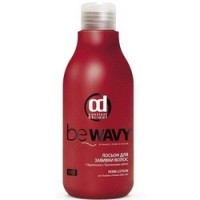 CD Лосьон для завивки волос (perm lotion) Be wavy 500 мл: Описание: Содержит активные компоненты – кератин, протеины шелка и пшеницы, способствующие защите и питанию волос во время технического процесса. Перманентная система не нуждается в применении дополнительного тепла и использовании шапочек. В основе – теогликолят аммония, современный заменитель аммиака. В отличие от средств предыдущего поколения, представленных в линейке для завивки волос, продукты новой серии BE WAVY могут быть использованы для любого типа волос: как окрашенных, так и натуральных с любой степенью повреждения. Пропорции смешивания: ДЛЯ НАТУРАЛЬНЫХ ВОЛОС: Натуральные толстые\жесткие волосы: Лосьон для завивки 100 мл, Модулятор лосьона 0 мл. Время выдержки: 18-20 минут. Натуральные нормальные волосы: Лосьон для завивки 70 мл, Модулятор лосьона 30 мл. Время выдержки: 13-15 минут. Натуральные тонкие волосы: Лосьон для завивки 60 мл, Модулятор лосьона 40 мл. Время выдержки: 13-15 минут. Натуральные с осветленными прядями до 30%: Лосьон для завивки 70 мл, Модулятор лосьона 30 мл. Время выдержки: 12-14 минут. Долговременная укладка/поддержание формы: Лосьон для завивки 30 мл, Модулятор лосьона 70 мл. Время выдержки: 10-20 минут. ДЛЯ ОКРАШЕННЫХ ВОЛОС: Окрашенные 3%, 6% оксидом, тонированные: Лосьон для завивки 60 мл, Модулятор лосьона 40 мл. Время выдержки: 12-14 минут. Окрашенные 9%, 12% оксидом: Лосьон для завивки 40 мл, Модулятор лосьона 60 мл. Время выдержки: 9-12 минут. Окрашенные 3%, 6% оксидом, с осветленными прядями до 30%: Лосьон для завивки 60 мл, Модулятор лосьона 40 мл. Время выдержки: 11-13 минут. Долговременная укладка/поддержание формы: Лосьон для завивки 30 мл, Модулятор лосьона 70 мл. Время выдержки: 10-20 минут. Применение: В нужной пропорции смешать Лосьон для завивки волос и Модулятор лосьона для завивки. Вымыть волосы, высушить полотенцем, накрутить пряди волос на бигуди (стайлеры) и обработать каждую прядь приготовленным составом. Следовать указанному времени выдержки. Затем тщательно смыть состав и приступить к нанесению Нейтрализатора. При длине волос 15-20 см перед тем. как накрутить волосы на бигуди, необходимо предварительно пропитать их подходящим составом. Или использовать тхники накрутки бигуди (стайлеров) для длинных волос. Предупреждение: не наносить на поврежденную или раздраженную кожу головы, на обесцвеченные, сильно осветленные или очень чувствительные волосы. Продукт содержит аммиак и соли тиогликолевых кислот. Следовать способу применения. Надевать защитные перчатки. Избегать попадания в глаза. Если продукт попал в глаза, немедленно промыть их большим количеством воды и обратиться к врачу. Хранить в недоступном для детей месте. Только для профессионального использования. Производство: Италия. Бренд: Constant Delight