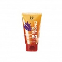 Крем-экран для лица SPF 50 НОВИНКА SUN TROPEZ Объем: 50 г: Мощные УФ-фильтры результативно блокируют негативное действие UVA/UVB лучей, защищая даже особо чувствительную кожу от последствий ультрафиолетового излучения (веснушки, пигментные пятна, снижение упругости, преждевременное старение).

Гиалуроновая кислота в составе направлена на увлажнение и сохранение упругости кожи.

Бетаин и экстракт кокоса отвечают за свежесть и тонус кожи лица и тела.

*значение SPF подтверждено тестами компании BASF