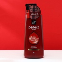 Шампунь для повреждённых волос Perfect Serum Shampoo Super Rich Morocco Argan Oil, 680 мл: Насыщенный шампунь для интенсивного восстановления поврежденных волос термоукладкой, ежедневной сушкой и частым окрашиванием. Он эффективно очищает локоны, выводит все виды загрязнений, делает пряди чистыми и ухоженными.

Активные ингредиенты:

Маточное молочко восстанавливает целостность клеточных мембран, активизирует иммунную систему, стимулирует волосяные луковицы, ускоряет рост локонов, предупреждает их ломкость и сечение.
Масло аргании восстанавливает структуру волос, устраняет спутанность, отражает лучи ультрафиолета и атаку свободных радикалов кислорода.
Масло шиповника питает сухую кожу головы, склеивает непослушные чешуйки, защищает кончики от расщепления, стимулирует рост волос и предупреждает их выпадение.
Гидролат розы интенсивно увлажняет пряди, избавляет их от сухости и ломкости, насыщает витаминами, повышает гладкость, упругость и эластичность.
Экстракт лаванды успокаивает, оздоравливает и освежает волосы и кожу голову. Она помогает справиться с патогенными бактериями, нормализовать микрофлору, предотвратить образование воспалений и инфекций.

Преимущества использования:

Эффективное очищение. Средство помогает эффективно очистить пряди уже за одну процедуру. Оно быстро устраняет все загрязнения, нейтрализует избыточную жирность и неприятный запах, регулирует работу сальных желёз, избавляет локоны от перхоти и других неприятных проявлений.
Уход. Шампунь не только очищает пряди, но и ухаживает за ними. Он смягчает и увлажняет волосы, насыщает их витаминами, разглаживает спутанность, облегчает расчёсывание и укладку, повышает упругость и эластичность прядей.
Комплексное действие. Шампунь помогает решить сразу несколько проблем, что избавит вас от использования других косметических продуктов. Один флакон шампуня может смягчить, увлажнить, очистить, разгладить, оздоровить локоны и защитить их от неблагоприятного воздействия извне.