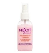 Смузи-флюид “КРЕМ-БРЮЛЕ ДЛЯ ВОЛОС” 50 ml Nexxt: Nexxt CREME BRULEE FOR HAIR – СМУЗИ-ФЛЮИД «КРЕМ-БРЮЛЕ ДЛЯ ВОЛОС» с маслом клубники, миндаля и вегетативными сливками.

Изысканный деликатес для корней волос, а так же самого стержня волоса по всей длине, включая кончики и эпидермис кожи головы.

Как источник энергии с сладким ароматом придаст необходимую живительную влагу сухим, окрашенным, истонченным и слабым волосам, стимулируя обменные процессы в фоликуле волоса.

Флюид является защитой после повреждающих, стрессовых для здоровья волос процедур (хим. завивка, колорирование, ламинирование, горячая укладка), и неблагоприятных погодных условий с колебаниями влажности, и температуры. Облаченные в наиболее питательную и долговременную по действию форму, клубника со сливками облагородит волосы сияющим здоровым видом и роскошным блеском.

Надежен и как термозащита после применения фена, плойки и других приборов для сушки и укладки с высоким температурным режимом, а также как дополнительное питание для волос, облегчая их расчесывание и придавая гладкость. Создавая тончайшую защитную пленку, препятствует воздействию внешних агрессивных факторов, обеспечивая легкость, объем и освежение цвета.

СМУЗИ-ФЛЮИД запечатывает секущиеся кончики и служит профилактикой их появления. Крем-брюле мгновенно оживляет ослабленные и уставшие пряди, придавая им упругость, эластичность и дисциплину - делает прическу управляемой и контролируемой.

Масло семян клубники - прекрасный источник витаминов-антиоксидантов, а также ненасыщенных жирных кислот: линолевой, альфа-линоленовой и олеиновой, которые оказывают аnti-age эффект на волосы и кожу головы, защищают клетки от свободных радикалов. Миндальное масло, в составе которого витамины Е и В2, каротины биофлавоноиды, магний, натрий, цинк, железо и фосфор, регулирует работу сальных желез, устраняет перхоть, укрепляет волосы.

Флюид крем-брюле - спасение волос от современного темпа жизни с бесконечными стрессами, плохой экологией и неправильным питанием, что в целом действует негативно не только на внешний вид прядей, но и на состояние волосяных луковиц.

Способ применения: несколько капель средства нанести на ладонь и распределить по ней легкими движениями, дав им растаять от вашего тепла, источая нежный аромат. Равномерно нанести на сухие или чистые влажные волосы, прядь за прядью по всей длине, забыв о времени и проблемах. Не смывать.