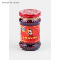 Соус Lao Gan Ma острый с хрустящим перцем чили, 210 г: Острый соус с приятным вкусом луково-перечной обжарки и полезного соевого масла. Подходит для жарки мяса, овощей, для маринования и запекания мяса. Можно использовать как готовый соус для гарниров.

Состав: соевое масло 40 %, перец чили 35 %, лук-шалот 8 %, соевые бобы 7 %, соль 3 %, японский перец 3 %, сахар, усилитель вкуса и аромата глутамат натрия.

Пищевая ценность (100 г продукта): белки 5,2 г, жиры 72,6 г, углеводы 6,8 г.

Калорийность: 691 ккал.

Срок годности: 18 месяцев.