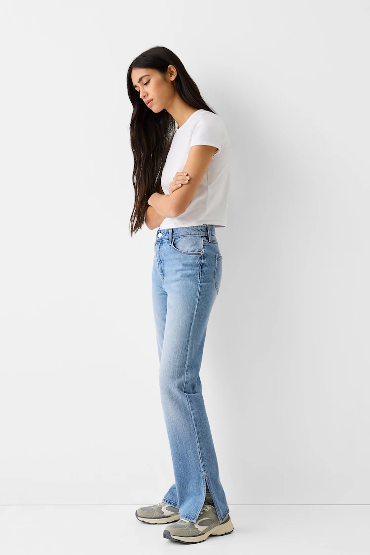 Джинсы Bershka: https://www.bershka.com/de/bequeme-jeans-schlaghose-mit-seitlichem-schlitz-c0p155917804.html?colorId=428&stylismId=1