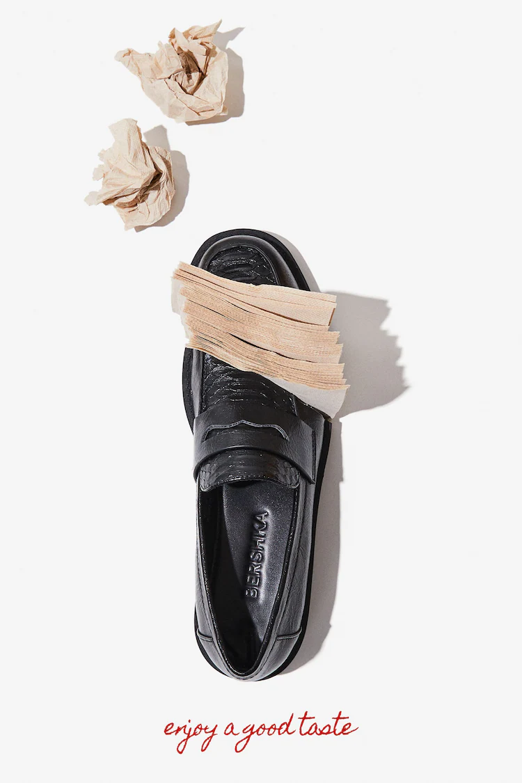 Обувь Bershka: Цвет: https://www.bershka.com/de/flache-schwarze-loafer-c0p150768617.html?colorId=040
