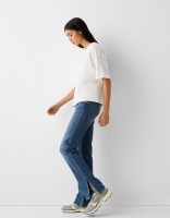 Джинсы Bershka: https://www.bershka.com/de/bequeme-jeans-schlaghose-mit-seitlichem-schlitz-c0p155917802.html?colorId=400&stylismId=1