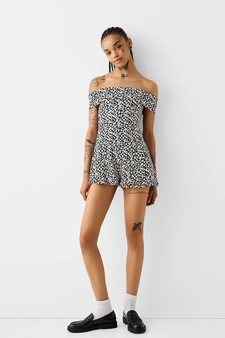 Платье Bershka: https://www.bershka.com/de/jumpsuit-mit-carmen-ausschnitt-und-print-c0p159706742.html?colorId=800