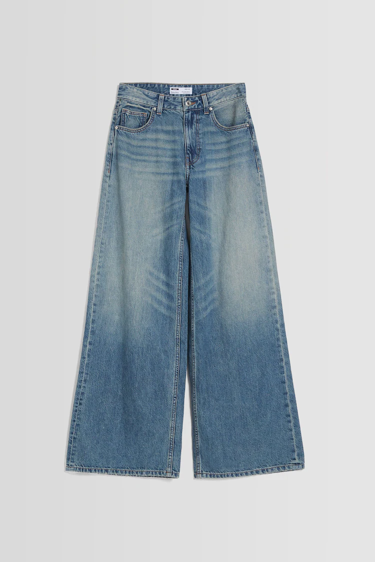 Джинсы Bershka: https://www.bershka.com/de/wide-leg-jeans-c0p152090922.html?colorId=428&stylismId=4