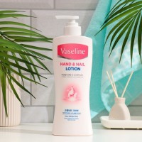 Лосьон Vaseline для рук и ногтей, 450 мл: Цвет: Мед и экстракт айвы обладают превосходным увлажняющим действием. Комплекс аминокислот, кератина и витамин Е защищают и питают кожу, предупреждают преждевременное старение. Укрепляет ногти, способствует формированию гладкой и блестящей поверхности. Лосьон имеет легкую, нежную текстуру, быстро впитывается, не оставляя жирной и липкой пленки на коже. Не содержит парабены.<strong>Состав:карбомер, бутиленгликоль, витамин Е, метилпарабен, минеральное масло, масло семян зеленого чая, масло семян виноградных косточек, неопыляемые вещества авокадо, диметикон, вода, глицерин, пантенол, аллантоин, имидиазодинил мочевина, фруктан, экстракт плодов айвы китайской, экстракт меда, частично гидрализованный коллаген.
: Vaseline
: Корея
