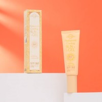 Солнцезащитный охлаждающий гель Grace Day, SPF 50, 50 г: Цвет: Для активного ухода за лицом косметологи Grace Day советуют использовать солнцезащитный охлаждающий гель Hyaluronic Cooling Sun Gel SPF50+ PA++++. Средство с максимальным уровнем защиты от опасного для кожи ультрафиолета и увлажняющими свойствами обладает легкой тающей текстурой, подходит для кожи любого типа.Формула геля включает гиалуроновую кислоту, экстракты бамбука и центеллы, ниацинамид и пептидный комплекс. Биоактивные компоненты восполняют недостаток влаги, восстанавливают клеточную структуру эпидермиса, обеспечивает его защиту от разрушительного влияния внешних факторов. Сочетание защитных и ухаживающих свойств делает гель незаменимым для повседневного применения.
: Grace Day
: Корея
