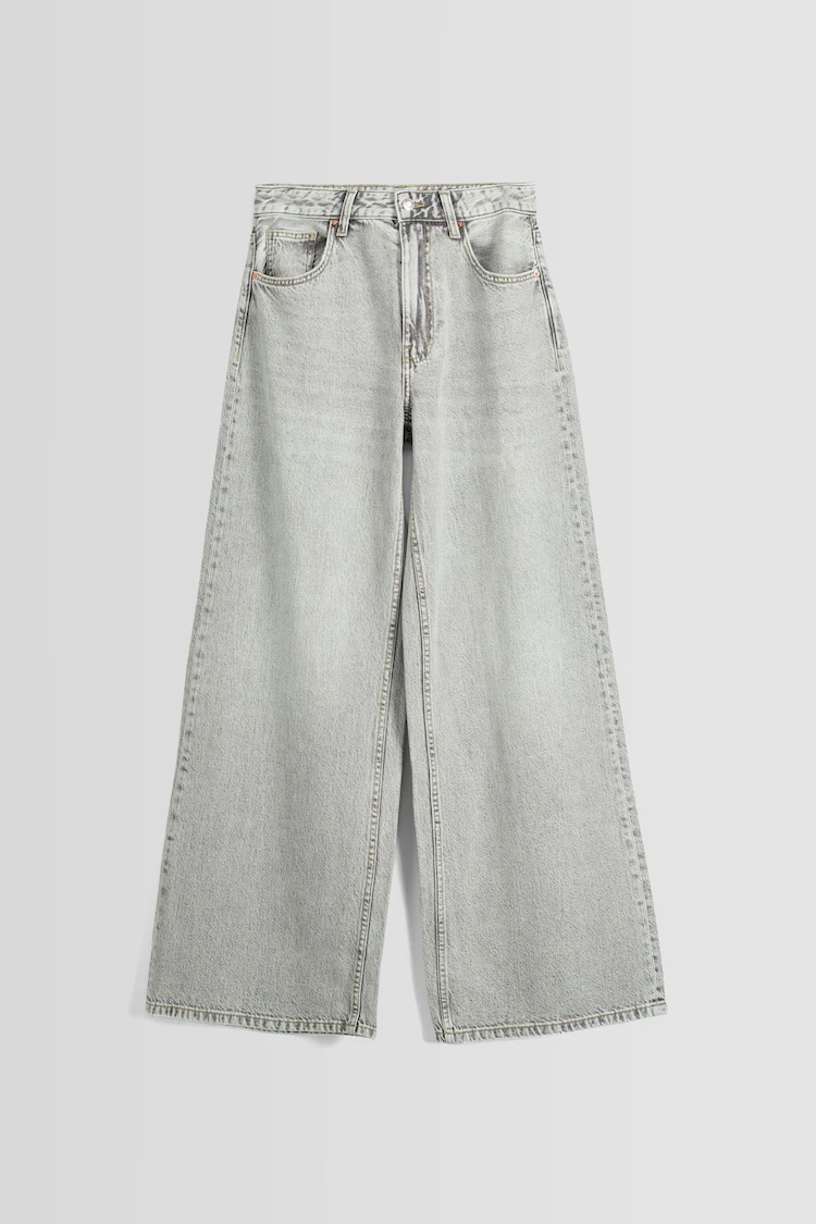 Джинсы Bershka: https://www.bershka.com/de/wide-leg-jeans-c0p152090679.html?colorId=811&stylismId=4