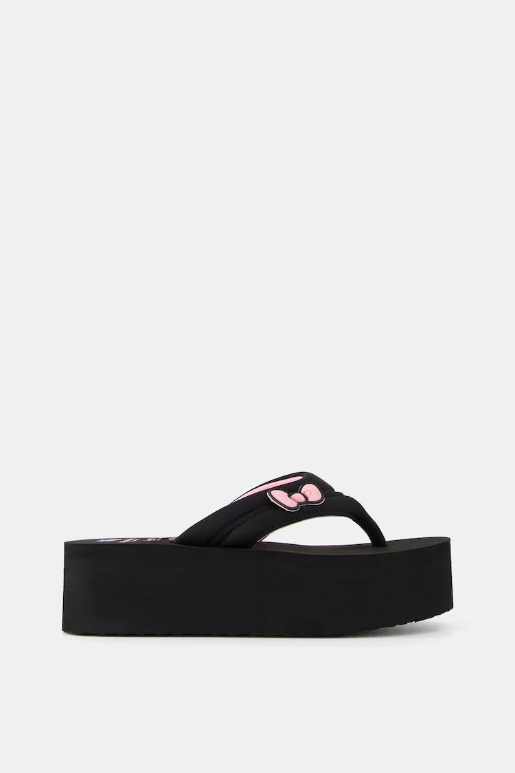 Обувь Bershka: Цвет: https://www.bershka.com/de/gesteppte-sandalen-mit-plateausohle-hello-kitty-mania-c0p151276895.html?colorId=040
