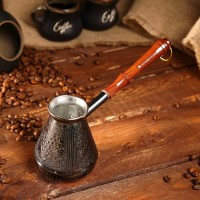 Турка для кофе медная «Виноград», 0,3 л: Цвет: Приготовление кофе в турке или джезве — древний обычай, который сохранился до наших дней. Варить кофе вручную — удовольствие и красивый восточный ритуал.Современные любители кофе отдают предпочтение медным туркам. Медь обладает равномерной теплопроводностью, что позволяет приготовить кофе, отличающийся изысканным ароматом.Эта турка имеет узкое горлышко и специальное внутреннее покрытие из пищевого олова, которое предохраняет медь от окисления.
: Россия
