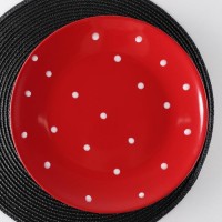 Тарелка керамическая обеденная Доляна «Красный горох», d=27 см, цвет красный: Цвет: Тарелка выполнена из качественного сырья.  Прочная керамика и тщательный подход к покраске изделий обеспечивают следующие преимущества: поверхность устойчива к сколам; цвет сохраняет насыщенность при долговременном использовании;легко моется в посудомоечной машине;можно ставить в холодильник и СВЧ-печь. Традиционный стиль и приятный цвет делают предмет подходящим для домашнего и профессионального использования.Рекомендуется избегать ударов и падений.
