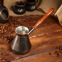 Турка для кофе медная «Виноград», 0,4 л: Цвет: Приготовление кофе в турке или джезве — древний обычай, который сохранился до наших дней. Варить кофе вручную — удовольствие и красивый восточный ритуал.Современные любители кофе отдают предпочтение медным туркам. Медь обладает равномерной теплопроводностью, что позволяет приготовить кофе, отличающийся изысканным ароматом.Эта турка имеет узкое горлышко и специальное внутреннее покрытие из пищевого олова, которое предохраняет медь от окисления.
: Россия
