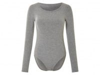 Damen Body mit Viskose: Цвет: Beschreibung
Farbe: grau, schwarz, wei?
Merkmal: Druckkn?pfen im Schritt
Besonderheit: Ripp-Qualit?t
? Optimale Passform durch das Elasthan LYCRA®
? Besonders weich und anschmiegsam durch Viskose
? Hergestellt mit recyceltem Material
esmara® Damen Body mit Viskose
Eigenschaften
Hergestellt mit recyceltem Material
Besonders weich und anschmiegsam durch Viskose
In modischer Ripp-Qualit?t
Mit praktischen Druckkn?pfen im Schritt
Optimale Passform durch das Elasthan LYCRA®
Grau: mit Rundhalsausschnitt
Schwarz: mit Rollkragen
Wei?: ?rmellos mit Rundhalsausschnitt
Produktmerkmale
Farbe: grau, schwarz, wei?
Muster: -
Detail: mit Viskose; in modischer Ripp-Qualit?t; mit praktischen Druckkn?pfen im Schritt
Tr?gerart: -
Ausschnitt: grau, wei?: Rundhalsausschnitt
Material: 47 % Polyester (recycelt), 46 % Viskose (LENZING™ ECOVERO™), 7 % Elasthan (LYCRA®)
Pflegehinweis: waschen bei max. 40 °C
nicht bleichen
nicht im W?schetrockner trocknen
nicht b?geln
nicht trockenreinigen
Gr??e: XS(32/34) - L(44/46)
Meine Lidl-Gr??e – so einfach gehts
Deine Gr??e findest du in der Lidl-Gr??entabelle.
OEKO-TEX® STANDARD 100
Gepr?ft auf Schadstoffe
Zertifizierungsnummer: 2023OK1903 Aitex
STANDARD 100 by OEKO-TEX® ist die weltweit bekannteste, unabh?ngige Zertifizierung schadstoffgepr?fter Textil- und Lederprodukte aller Art – vom Garn und den Stoffen bis hin zum gebrauchsfertigen Artikel. Das Label best?tigt, dass ein Textil- oder Lederprodukt auf mehr als 300 Schadstoffe gepr?ft wurde.
LENZINGTM ECOVEROTM
Mit Fasern nat?rlichen Ursprungs
Die Viskosefasern LENZING™ ECOVERO™ werden nach den Standards des Europ?ischen Umweltzeichens hergestellt. Der f?r die Produktion verwendete nat?rliche Rohstoff Holz stammt aus nachhaltig bewirtschafteten W?ldern oder Plantagen. LENZING™ und ECOVERO™ sind Marken der Lenzing AG.
RCS – Recycled Claim Standard
Benutzung ab 47 % recyceltem Material
Zertifizierungsnummer: CU 851646
Aus Alt mach Neu: Durch die Wiederverwendung bereits genutzter Materialien werden wertvolle Ressourcen gespart. RCS erm?glicht die Ermittlung und R?ckverfolgung des im Produkt verwendeten Recyclingmaterials.
Hohenstein
Das passt perfekt
Das Pr?finstitut HOHENSTEIN f?hrt seit rund 60 Jahren Reihenmessungen und Studien zur Erfassung der K?rperma?e durch. Mit Nutzung der 3-D-Bodyscannertechnologie werden die realen K?rperformen visualisiert und in verl?ssliche Gr??entabellen umgerechnet. Details zur Produktsicherheit
Verantwortliche Person f?r die EU
Verantwortlich f?r dieses Produkt ist der in der EU ans?ssige Wirtschaftsakteur:
OWIM GmbH & Co. KG
Stiftsbergstra?e 1
74167 Neckarsulm
GERMANY
https://kundenservice.lidl.de/SelfServiceDE/s/topic/0TO1t000000sCHnGAM/service-warranty Bewertungen5/5(7)
