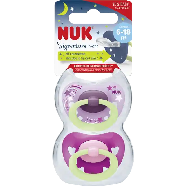 NUK Beruhigungssauger Signature Night, Flieder/Rosa 6-18 Monate: Цвет: Produktbeschreibung und details NUK Schnuller mit Leuchteffekt NUK LeuchtSchnuller helfen Baby leicht ins Land der Trume zu finden Dank eines fr Babys unbedenklichen Leuchtmaterials strahlen sie im Dunkeln einen sanften Lichtschein aus und knnen so auch in der Nacht ganz schnell und einfach gefunden werden NUK Signature Schnuller Von der Natur geformt Mit Liebe designt Sieh dir dieses kleine Gesicht an Diesen unverwechselbaren Ausdruck wenn dein Baby sein angeborenes Bedrfnis zu saugen stillt Die Antwort der NUK Signature Schnuller auf diese natrliche Notwendigkeit ist die vollkommen natrliche NUK Form Das Original Er ist einer Brustwarze beim Stillen nachempfunden So frdert er eine gesunde orale Entwicklung Denn es ist erwiesenermaen so dass natrliches Saugen nicht nur zur Einnahme von Nahrung dient sondern auch hilft wichtige Fhigkeiten wie richtiges Schlucken Kauen und letztlich auch Sprechen zu entwickeln Der NUK Schnuller ist so flach dnn und schmal dass er perfekt in den kleinen Mund passt und der Zunge genug Raum fr natrliche Saugbewegungen lsst Die Richtigkeit dieser Form ist von  der Kieferorthopden anerkannt die besttigen dass NUK Schnuller keine Zahn oder Kieferfehlstellungen verursachen Der beliebte NUK Schnuller begeistert nun mit einem wundervollen neuen Design Es verleiht dem berhmten herzfrmigen Mundschild noch flieendere weichere Formen und bringt den charmanten kleinen Ring modisch auf den neuesten Stand Fr einen neuen Klassiker der dieses kleine Gesicht noch niedlicher aussehen lsst Der Nachhaltigkeit zu Liebe NUK Schnuller mit wiederverwendbarer Verpackung Nachhaltigkeit wird bei ihnen grogeschrieben Sie mchten Eltern die Mglichkeit geben die Verpackung nach dem Auspacken weiter zu verwenden statt sie wegzuwerfen Jeder NUK Schnuller kommt daher nun in einer stabilen wiederverwendbaren Box die den Schnuller sauber hlt und schtzt  vor allem fr unterwegs eine ideale Lsung um Babys liebsten Begleiter vor Schmutz und Nsse zu bewahren Zudem ist sie fr eine hygienische Reinigung in der Mikrowelle geeignet NUK Schnuller werden zu  in Deutschland hergestellt Natrlich sind sie BPA  frei und entsprechen der Europischen Sicherheitsnorm EN kiefergerechtestes NUK ClassicLutschteil aller Zeiten  fr die gesunde Gesamtentwicklung von Babys herzfrmiges Mundschild mit noch flieenderen weicheren Formen  mit Ring mit Leuchteffekt dnner und schmaler Saugerhals  verringert den Druck auf Kiefer und Zhne flaches Lutschteil und glatte Unterseite  fr mehr Freiraum fr die natrliche Saugbewegung wiederverwendbare Schnullerbox BPA frei Unabhngige Marktforschung  Kieferorthopden  Kinderrzte  Hebammen Deutschland  Kontaktdaten MAPA GmbH Industriestrasse   Zeven wwwnukcom UrsprungslandHerkunftsort Deutschland
https://www.rossmann.de/de/baby-und-spielzeug-nuk-beruhigungssauger-signature-night-fliederrosa-6-18-monate/p/4008600378815