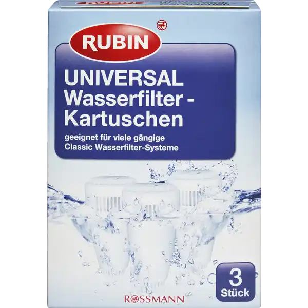 RUBIN Universal Wasserfilter-Kartuschen: Цвет: https://www.rossmann.de/de/haushalt-rubin-universal-wasserfilter-kartuschen/p/4305615282367
Produktbeschreibung und details RUBIN UNIVERSAL WasserfilterKartuschen geeignet fr alle gngigen Wasserfilter Systeme auer BRITA MAXTRA und Aqua Select MultiMax bis zu  l Kapazitt pro Filter verringert den Kalkgehalt und damit die Wasserhrte steigert den Trinkgenuss von Kaffee und Tee verringert die Gefahr der Verkalkung von Elektrogerten filtert weitgehend haushaltsinstallationsbedingt vorkommendes Blei Chlor Kupfer Zink sowie Pestizide und organische Verbindungen Eine spezielle Mischung aus Aktivkohle und Ionenaustauscher lsst das Leitungswasser durch die RUBIN UNIVERSAL WasserfilterKartusche wie durch ein natrliches Filterbett flieen Der Trinkgenuss von Kaffee und Tee wird durch eine geschmackliche und optische Verbesserung gesteigert Das volle Aroma von Getrnken und Speisen kann sich optimal entfalten Wichtige Spurenelemente und Mineralien bleiben im Wasser enthalten Die Gefahr der Verkalkung Ihrer wertvollen Haushaltsgerte wie Wasserkocher Kaffeemaschine oder Dampfbgeleisen wird verringert Reduktionsleistung einer RUBIN UNIVERSAL Wasserfilter  Kartusche nach  Litern Filtration falls folgende Stoffe im Wasser enthalten sind Karbonathrte Kalk bis zu   Blei bis zu   Chlor bis zu   Cadmium bis zu   PCB bis zu   Die  Filterstufen der RUBIN UNIVERSAL WasserfilterKartusche Grobfilter feinmaschiger Vorfilter Ionentauscher Aktivkohle Kontaktdaten Dirk Rossmann GmbH Isernhgener Strae   Burgwedel wwwrossmannde Anwendung und Gebrauch Die RUBIN UNIVERSAL WasserfilterKartusche  Minuten in frisches Wasser legen damit sich das Granulat vollsaugen und aktivieren kann Die Kartusche leicht schwenken damit die berschssige Luft entweichen kann Danach einmal kurz absplen und die Filterkartusche sorgfltig in ein WasserfilterSystem einsetzen Das Filtersystem mit frischem Leitungswasser fllen Die ersten zwei Wasserfllungen nach Inbetriebnahme oder Wechsel der RUBIN UNIVERSAL WasserfilterKartusche bitte zum Blumengieen verwenden da die Aktivkohle leichte Trbungen darin verursachen kann die jedoch hygienisch und geschmacklich vllig unbedenklich sind Achtung Benutzen Sie ausschlielich frisches Wasser aus kommunalen Leitungen oder behrdlich geprften Brunnen Maximale Temperatur des Filterwassers C F Zur Bestimmung der optimalen Leistungsdauer Ihrer RUBIN MULTI PLUS Wasserfilter  Kartusche beachten Sie bitte die Werte auf der Verpackung Bitte verbrauchen Sie gefiltertes Wasser innerhalb von  Tagen Wenn Leitungswasser abgekocht werden soll zB fr immungeschwchte Menschen und Babys so gilt dies auch fr gefiltertes Wasser Aus hygienischen Grnden wird das Granulat der Patrone mit Silber behandelt Eine geringe Menge die gesundheitlich unbedenklich ist kann an das Wasser abgegeben werden Diese steht im Einklang mit den Empfehlungen der Weltgesundheitsorganisation WHO Warnhinweise und wichtige Hinweise Warnhinweise Der Filter ist nicht geeignet fr BRITA MAXTRA und Aqua Select MultiMax