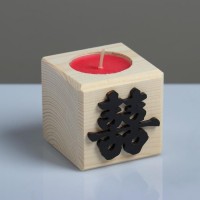 Свеча в деревянном подсвечнике "Куб, Иероглифы. Счастье", 6х6х6 см, аромат вишни: 