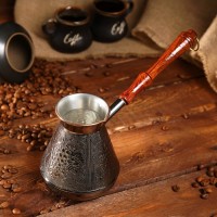 Турка для кофе медная «Виноград», 0.5 л: Цвет: Приготовление кофе в турке или джезве — древний обычай, который сохранился до наших дней. Варить кофе вручную — удовольствие и красивый восточный ритуал.Современные любители кофе отдают предпочтение медным туркам. Медь обладает равномерной теплопроводностью, что позволяет приготовить кофе, отличающийся изысканным ароматом.Эта турка имеет узкое горлышко и специальное внутреннее покрытие из пищевого олова, которое предохраняет медь от окисления.
: Россия
