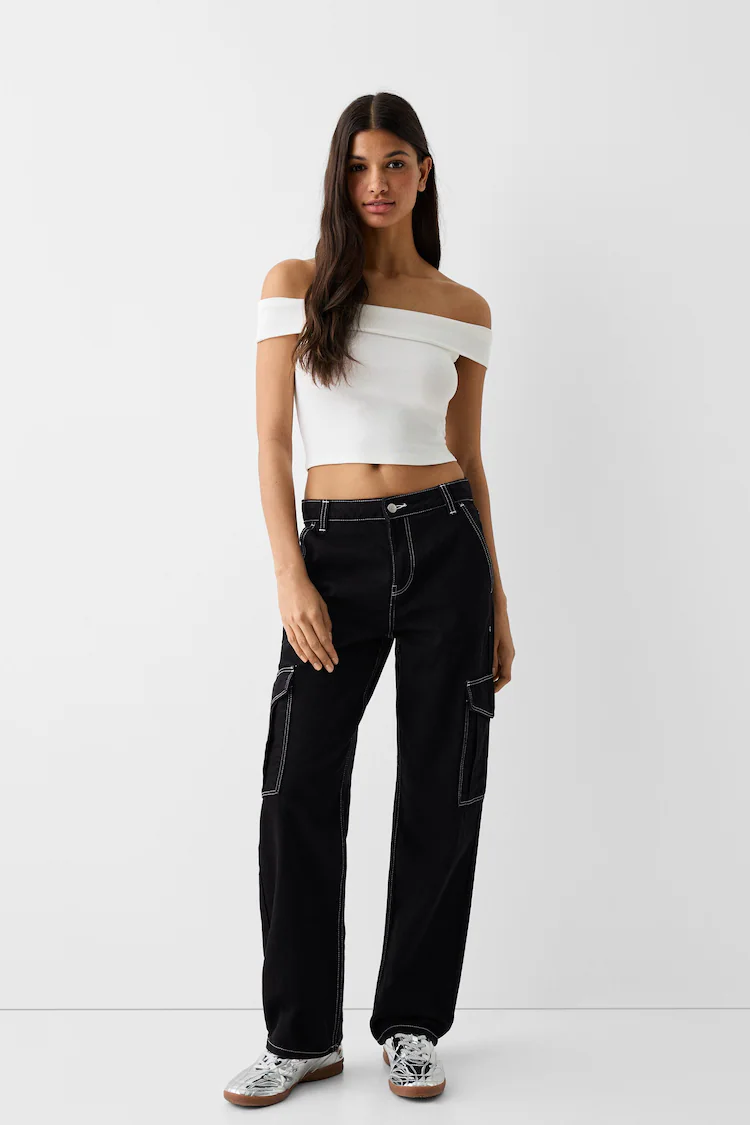 Джинсы Bershka: https://www.bershka.com/de/cargohose-im-straight-fit-c0p149435550.html?colorId=800