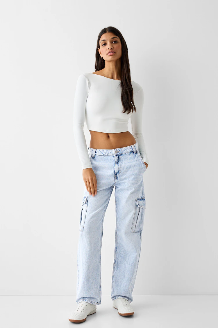 Джинсы Bershka: https://www.bershka.com/de/cargohose-im-straight-fit-c0p149435549.html?colorId=433