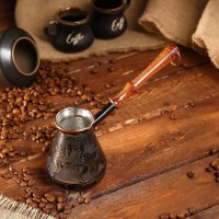 Турка для кофе медная «Ирис», 0,3 л: Цвет: Приготовление кофе в турке или джезве — древний обычай, который сохранился до наших дней. Варить кофе вручную — удовольствие и красивый восточный ритуал.Современные любители кофе отдают предпочтение медным туркам. Медь обладает равномерной теплопроводностью, что позволяет приготовить кофе, отличающийся изысканным ароматом.Эта турка имеет узкое горлышко и специальное внутреннее покрытие из пищевого олова, которое предохраняет медь от окисления.
: Россия
