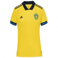 Sweden adidas Women Home Jersey FH7614: Цвет: Brand: adidas officially licensed product Material: 100% polyester (of which 50% recycled) Brand logo on the right chest club logo on the left chest "Sverige" lettering in the neck area classic adidas stripes on the shoulder AeroReady - Moisture is absorbed super-fast for a pleasantly dry and cool wearing comfort contrasting colored stripes on the cuffs elastic, ribbed V-neck Short sleeve Mesh inserts on the sides for optimal breathability rounded hem regular fit pleasant wearing comfort NEW, with tags &amp; original packaging
https://www.sportspar.com/sweden-adidas-women-home-jersey-fh7614