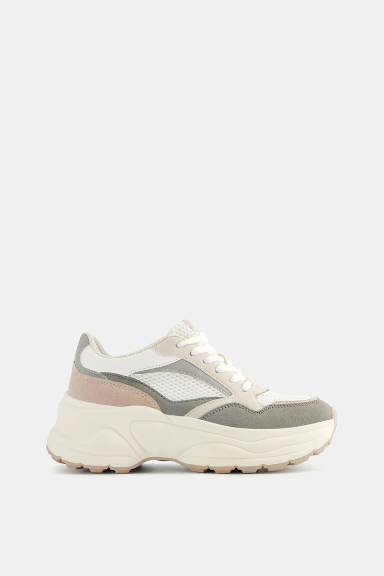 Обувь Bershka: Цвет: https://www.bershka.com/de/kombinierte-sneaker-mit-netzstoff-c0p158135413.html?colorId=202&stylismId=1
