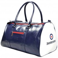 Lambretta Retro Sports Large Bag Tasche 28 x 49 x 25 T20064L-NVY/WHT: Цвет: Marke Lambretta Material  Polyurethan Kunstleder Futter  Polyester Markenlogo an den Seiten Mae Hhe  x Breite  x Tiefe  cm Hauptfach mit Reiverschluss und Klettverschluss eine kleine Reiverschlusstasche vorne eine kleine Reiverschlusstasche innen zwei Tragegriffe abnehmbarer Schultergurt mit Standfen am Boden kontrastierendes Design Reisetasche im RetroStil angenehmer Tragekomfort NEU mit Etikett und OVP
Все характеристики: ЦВЕТ: Lambretta Retro Sports Bag Tasche 23 x 40 x 25 T20064S-BLK/WHT;Lambretta Retro Sports Large Bag Tasche 28 x 49 x 25 T20064L-BLK/WHT;Lambretta Retro Sports Large Bag Tasche 28 x 49 x 25 T20064L-NVY/WHT;Lambretta Vintage Weekend Retro Tasche T20077-BROWN
https://www.sportspar.de/lambretta-retro-sports-large-bag-tasche-28-x-49-x-25-t20064l-nvy/wht