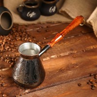 Турка для кофе медная «Орнамент», 0, 4 л: Цвет: Приготовление кофе в турке или джезве — древний обычай, который сохранился до наших дней. Варить кофе вручную — удовольствие и красивый восточный ритуал.Современные любители кофе отдают предпочтение медным туркам. Медь обладает равномерной теплопроводностью, что позволяет приготовить кофе, отличающийся изысканным ароматом.Эта турка имеет узкое горлышко и специальное внутреннее покрытие из пищевого олова, которое предохраняет медь от окисления.
: Россия
