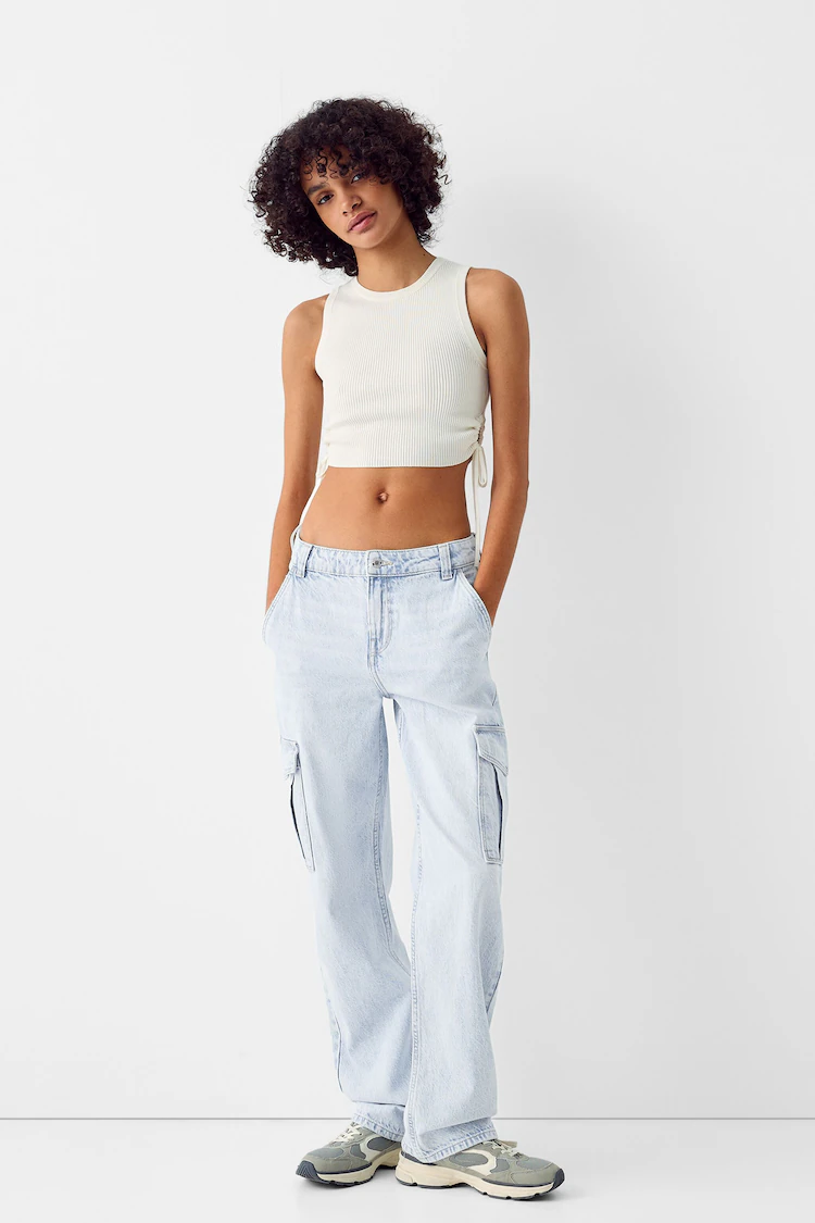 Джинсы Bershka: https://www.bershka.com/de/cargohose-im-straight-fit-c0p152172445.html?colorId=433&stylismId=4