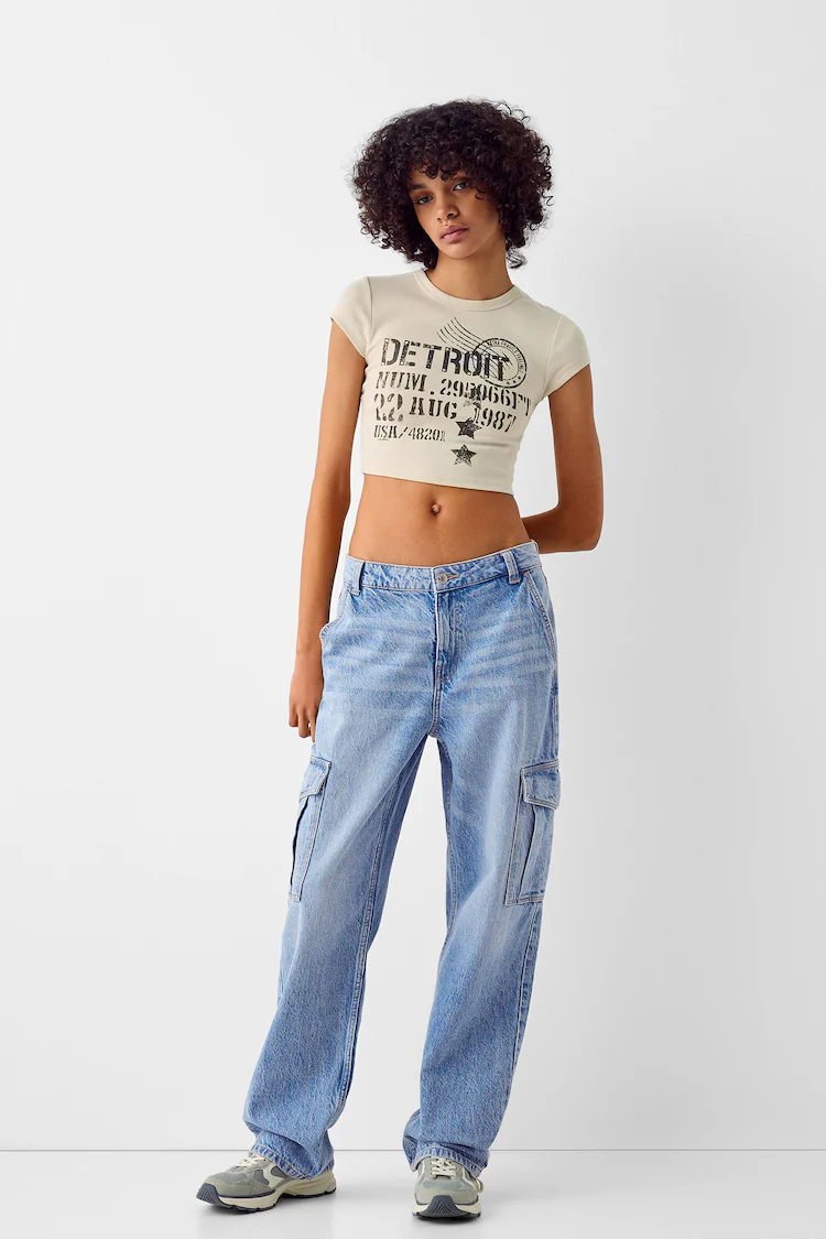 Джинсы Bershka: https://www.bershka.com/de/cargohose-im-straight-fit-c0p152172948.html?colorId=428&stylismId=4