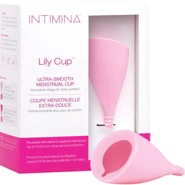 Intimina Lily Cup A Menstruationstasse: Цвет: Produktbeschreibung und details Lily Cup ist die neue Generation in der Monatshygiene  eine ultraweiche wiederverwendbare Menstruationstasse aus medizinischem Silikon Die schlanke und flexible Tasse fr deren Form die Natur Pate stand bietet Ihnen absolute Bequemlichkeit und Komfort whrend Ihrer Periode Lily Cup wurde speziell auf die Bedrfnisse Ihres aktiven Lebensstils zugeschnitten Sie bietet lang anhaltenden Schutz bis zu  Stunden an starken sowie schwcheren Tagen und macht so ein stndiges Wechseln berflssig geeignet fr Frauen die noch nicht oder per Kaiserschnitt entbunden haben keine Gerche oder Reizungen  Stunden Schutz Tag oder Nacht fr starke und leichte Tage aus  krpervertrglichem medizinischen Silikon keine Verbindung zum TSS so bequem und weich dass Sie sie kaum spren ultimative Diskretion ohne Fden und Einlagen perfekt fr alle Aktivitten des Alltags wie Schwimmen Laufen oder Tanzen wiederverwendbar und umweltfreundlich leicht zu fassender Stiel Fassungsvermgen ca  ml Mae H ca    cm Farbe Rosa Toxic Shock Syndrome Anwendung und Gebrauch Die Anwendung von Lily Cup ist einfach  Tasse einfach falten einfhren und innerhalb von  Stunden  bis  Mal entleeren Nach dem Einfhren entfaltet sie sich schliet dicht mit Ihrer Scheidenwand ab und bietet bis zu  Stunden auslaufsicheren Schutz Zum leichteren Entfernen wird Lily Cup nicht so weit wie ein Tampon eingefhrt Zur Reinigung entfernen Sie einfach Ihre Tasse und waschen sie Jetzt knnen Sie sich Ihren Aufgaben widmen und wissen dass Lily Cup Sie schtzt Hinweis Welche Gre die richtige fr Sie ist hngt in erster Linie von Ihrer Anatomie und eventuellen Entbindungen ab Es gibt jedoch eine Reihe weiterer Faktoren die bei der Auswahl der passenden Gre zu bercksichtigen sind Die Strke der Menstruationsblutung ist bei der Auswahl Ihrer Gre nicht entscheidend da Lily Cup nach Bedarf entfernt und geleert wird Anatomie Dies ist der wichtigste Faktor den Sie bei der Grenauswahl bercksichtigen mssen Unabhngig von Alter oder Menstruationsstrke empfehlen wir Frauen mit engem Vaginalkanal die Gre A und Frauen mit weiterem Vaginalkanal die Gre B Jungfrulichkeit Wir empfehlen Frauen die noch keinen Geschlechtsverkehr hatten die Gre A Bei Bedenken hinsichtlich des Jungfernhutchens fragen Sie bitte vor der Verwendung Ihren Arzt Schwangerschaft Eine Geburt kann hufig die Form der Scheide verndern und die Beckenbodenmuskulatur schwchen Daher empfehlen wir Gre B fr alle Frauen die natrlich entbunden haben Beckenbodenmuskulatur Die Beckenbodenmuskulatur spielt eine wichtige Rolle fr das Tragen der Menstruationstasse da die Muskeln die Tasse in der richtigen Position halten Wie andere Muskeln verliert auch die Beckenbodenmuskulatur mit zunehmendem Alter an Elastizitt zB aufgrund von Schwangerschaften oder hormonellen Vernderungen Wir empfehlen Gre B fr Frauen mit einer Beckenbodenschwche oder anderen Beckenbodenstrungen wie zB Inkontinenz
https://www.rossmann.de/de/pflege-und-duft-intimina-lily-cup-a-menstruationstasse/p/7350022276390