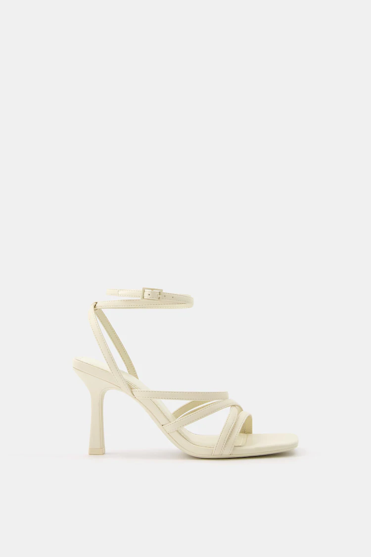 Обувь Bershka: Цвет: https://www.bershka.com/de/sandalen-mit-absatz-und-kn%C3%B6chelriemchen-c0p152331087.html?colorId=002
