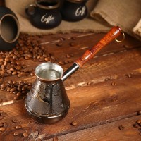 Турка для кофе медная «Спорт», 0,3 л: Цвет: Приготовление кофе в турке или джезве — древний обычай, который сохранился до наших дней. Варить кофе вручную — удовольствие и красивый восточный ритуал.Современные любители кофе отдают предпочтение медным туркам. Медь обладает равномерной теплопроводностью, что позволяет приготовить кофе, отличающийся изысканным ароматом.Эта турка имеет узкое горлышко и специальное внутреннее покрытие из пищевого олова, которое предохраняет медь от окисления.
: Россия
